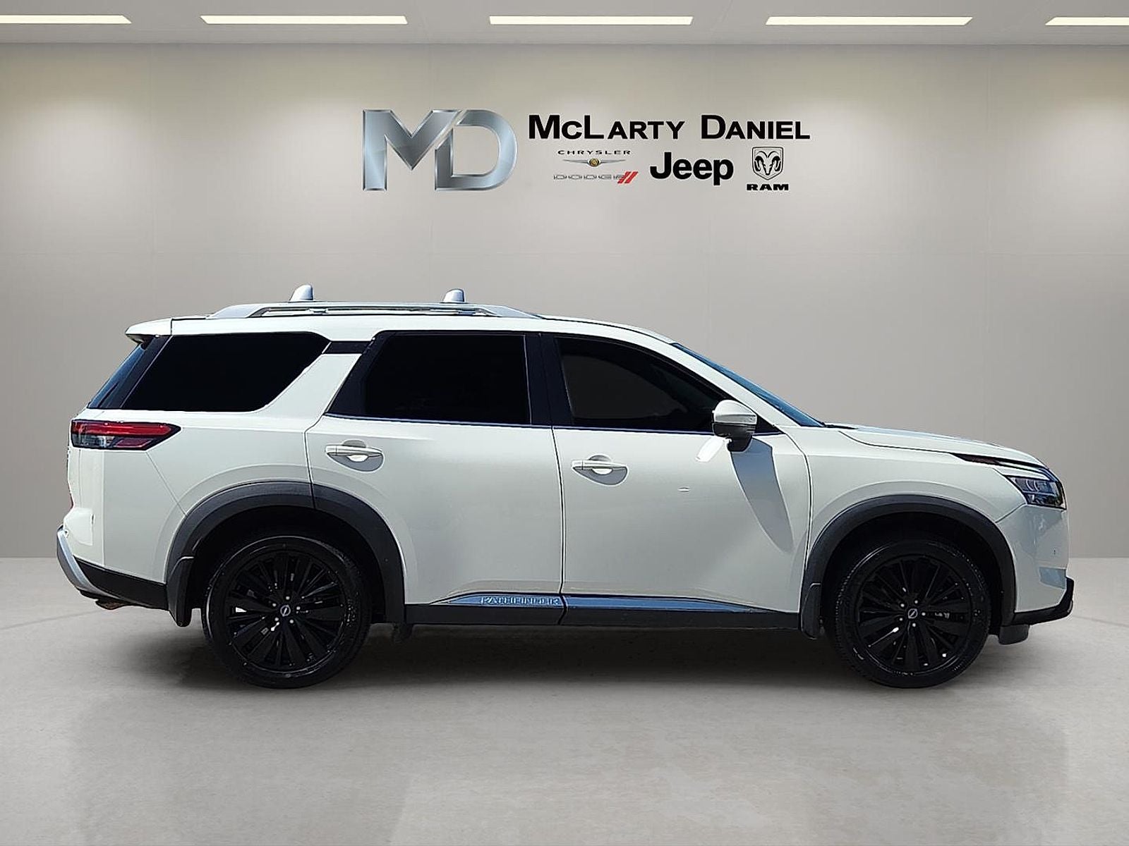 2023 Nissan Pathfinder Platinum FWD