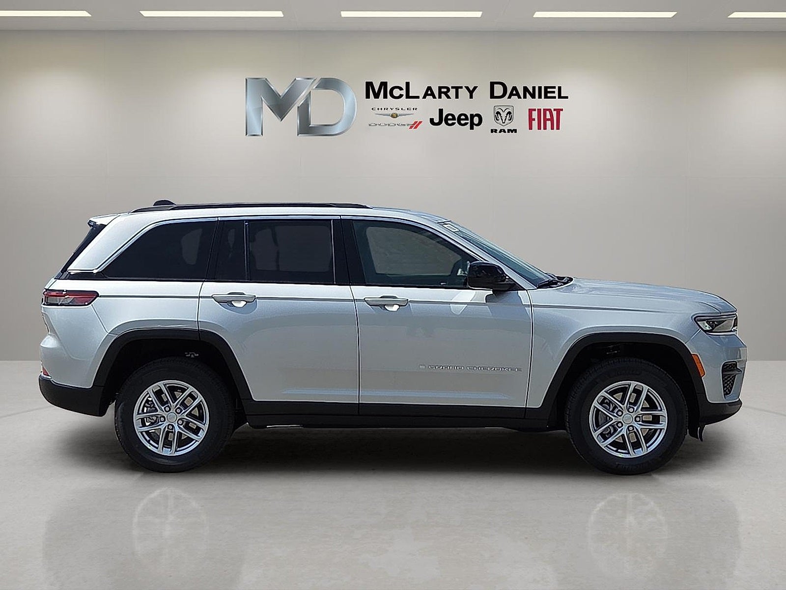 2025 Jeep Grand Cherokee GRAND CHEROKEE LAREDO X 4X4