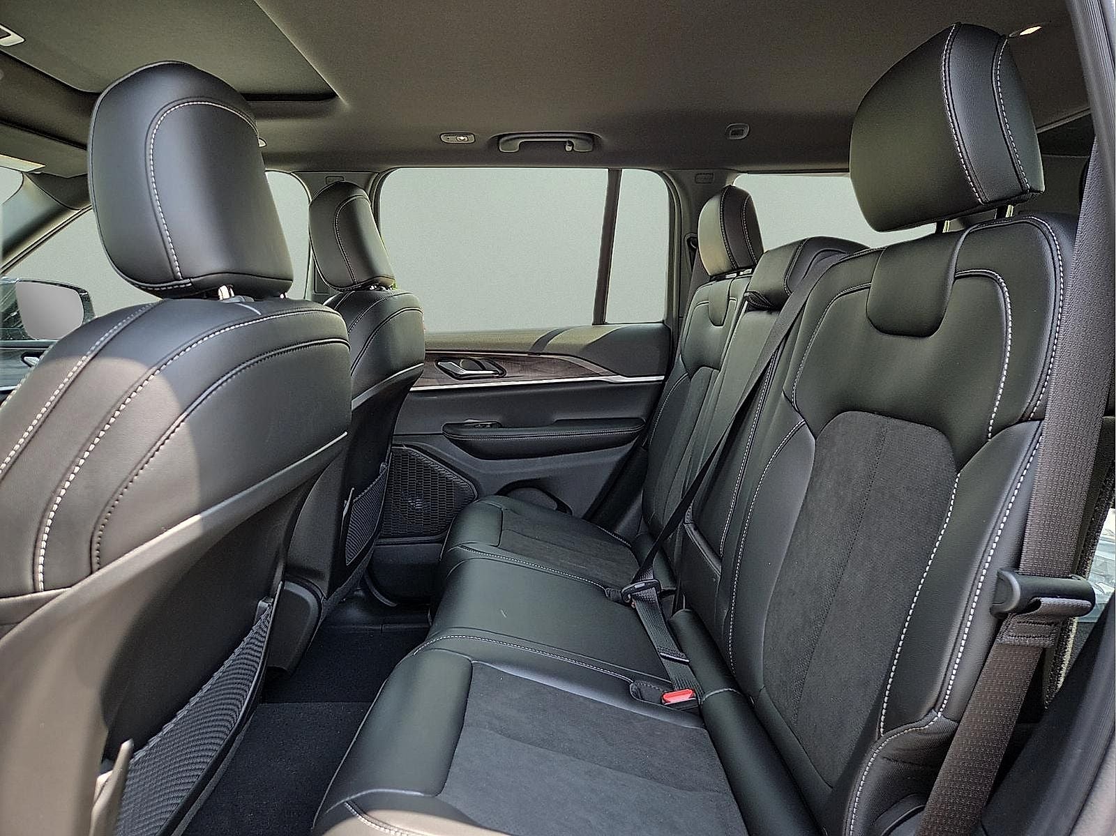 2027 Jeep Grand Cherokee Laredo Altitude
