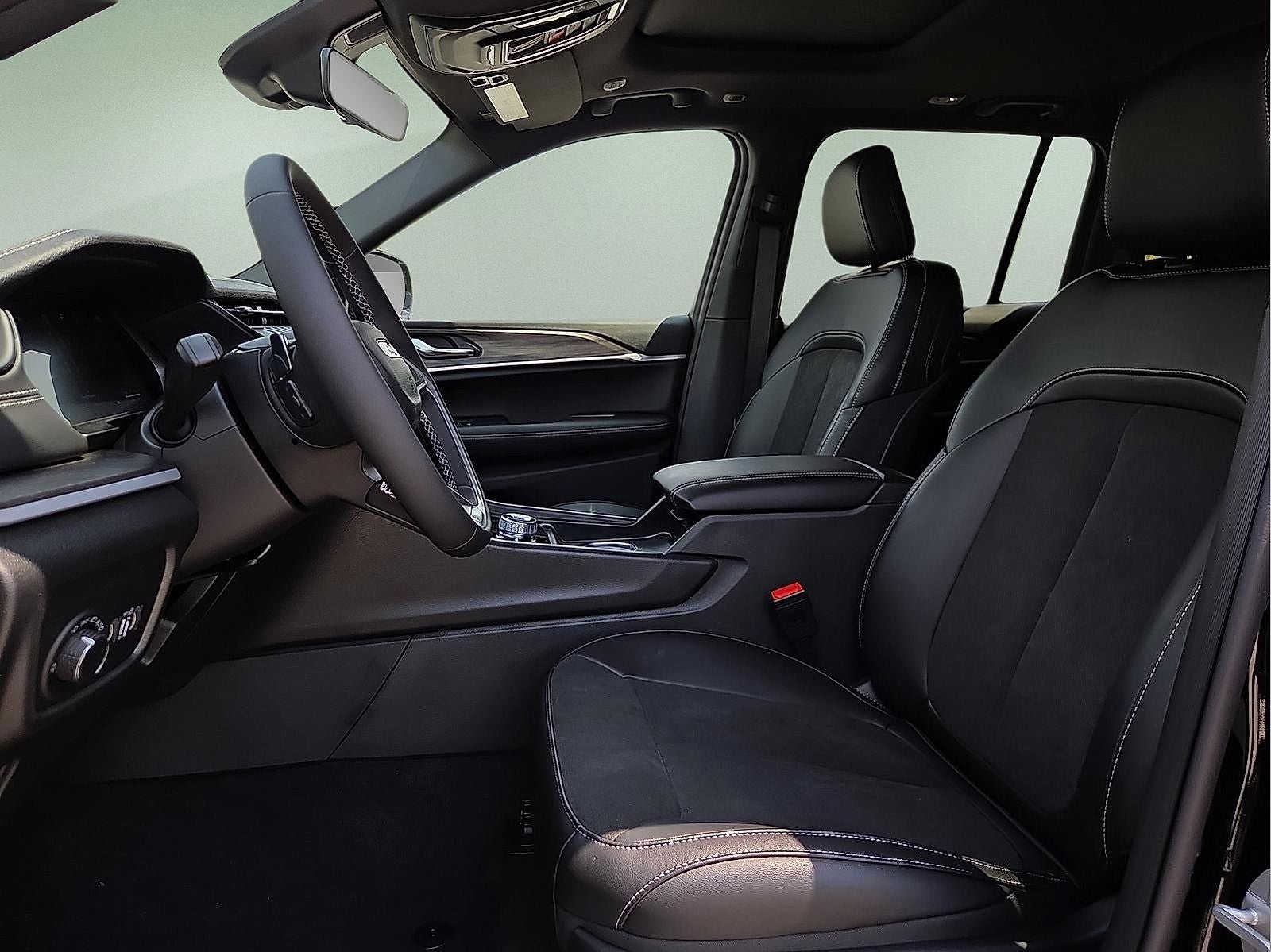 2027 Jeep Grand Cherokee Laredo Altitude
