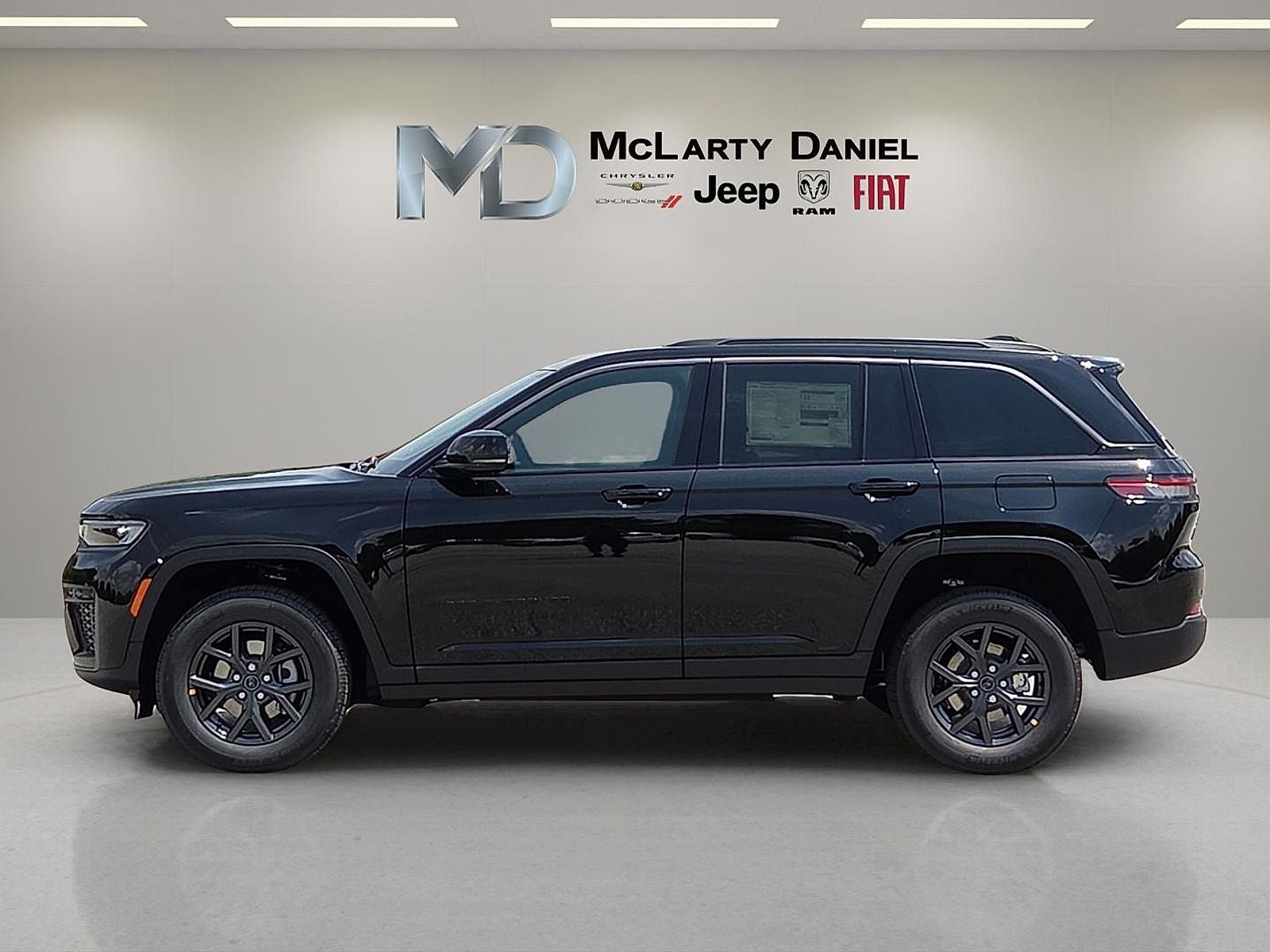 2027 Jeep Grand Cherokee Laredo Altitude