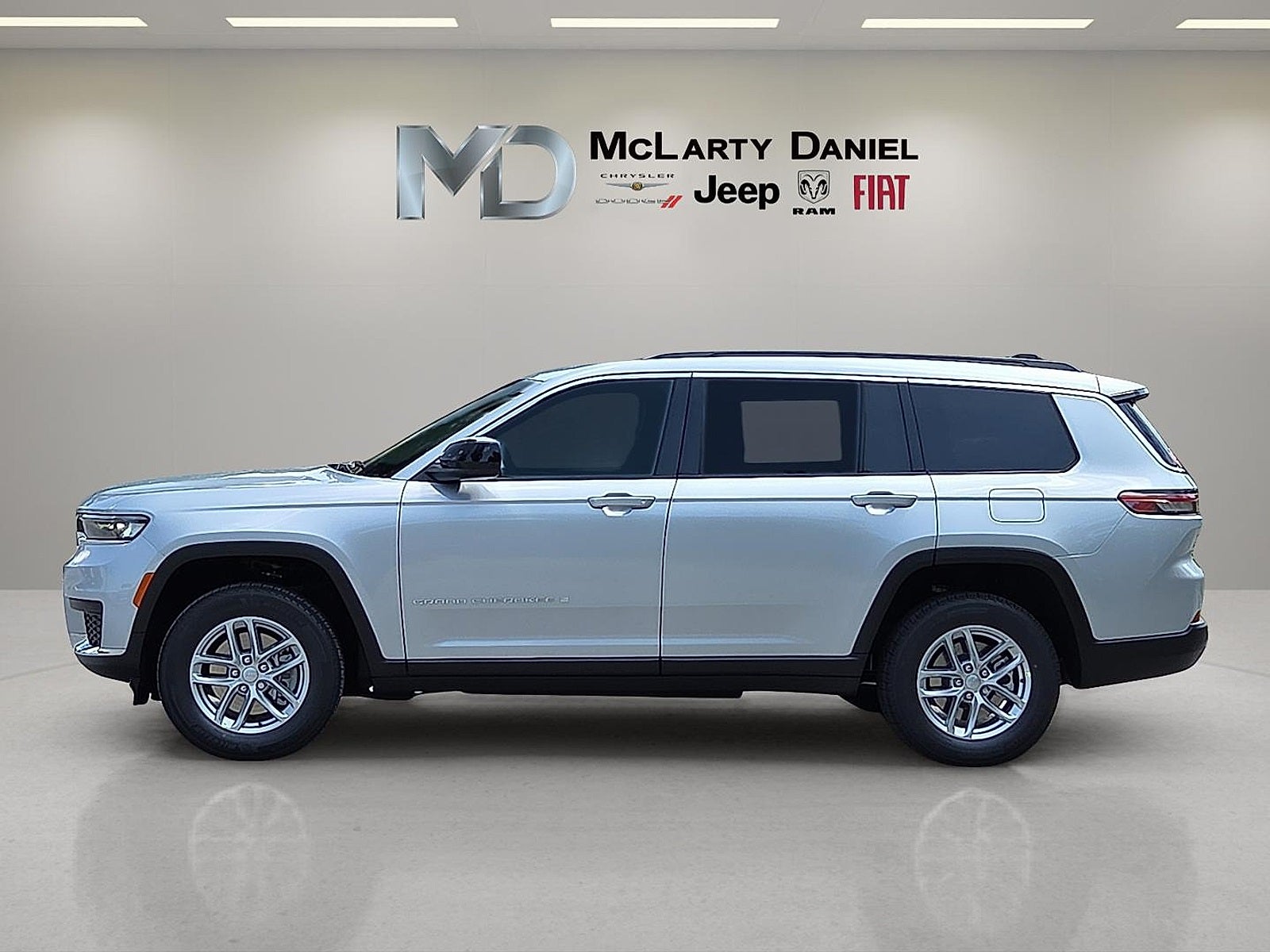 2025 Jeep Grand Cherokee GRAND CHEROKEE L LAREDO X 4X4