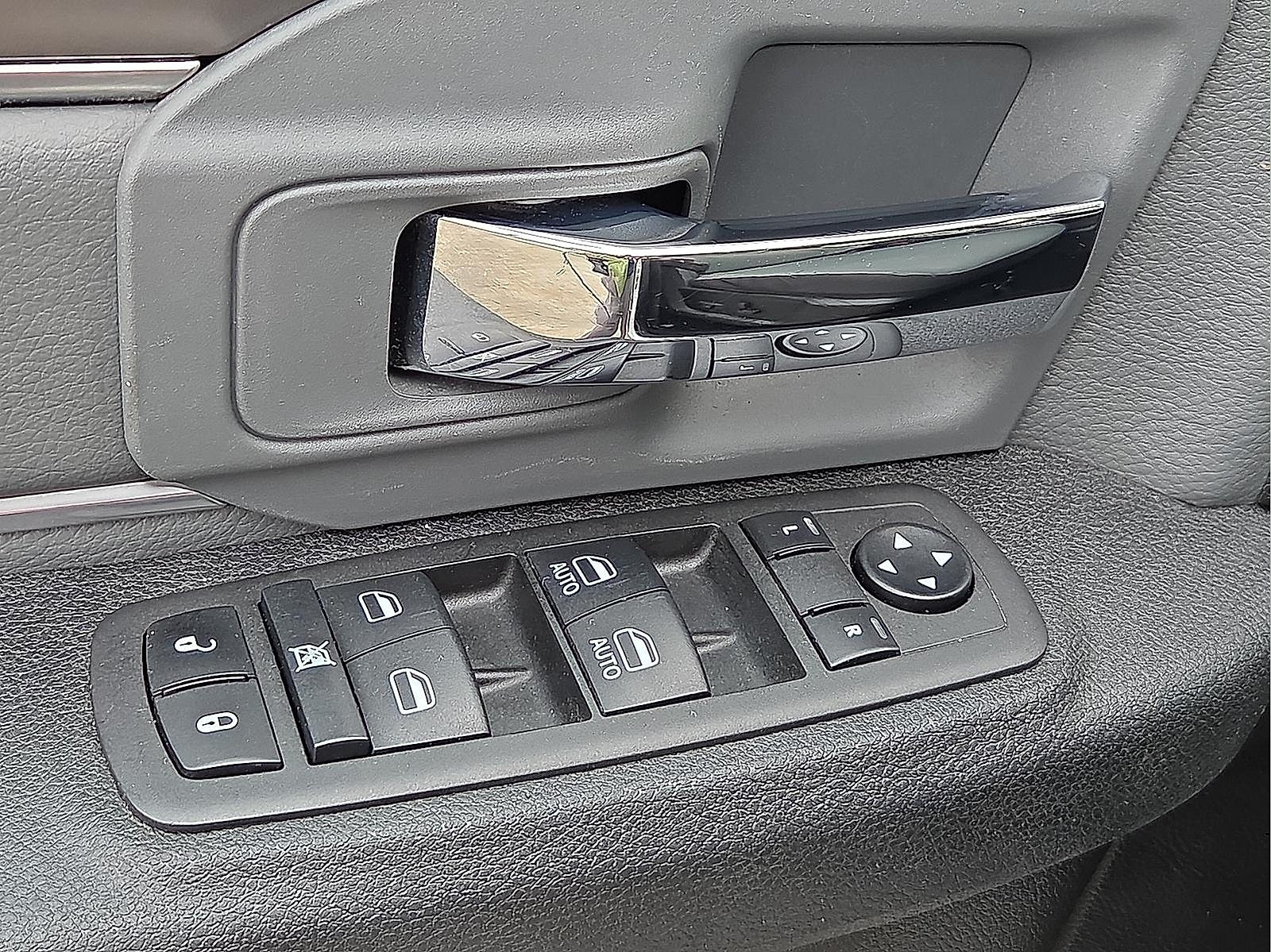 2023 RAM 1500 Classic SLT Crew Cab 4x2 5'7' Box