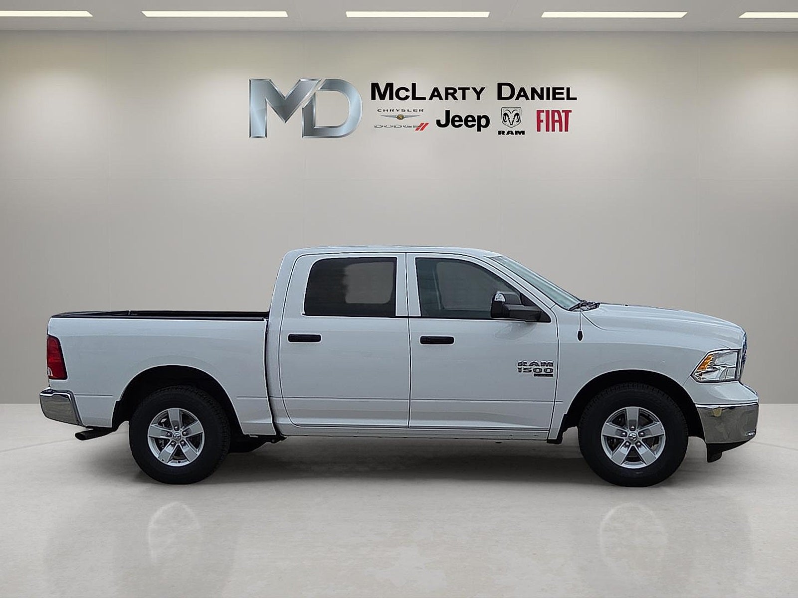 2023 RAM 1500 Classic SLT Crew Cab 4x2 5'7' Box