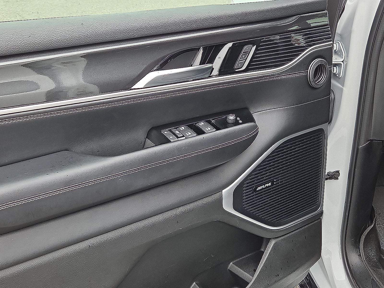 2023 Jeep Wagoneer Base