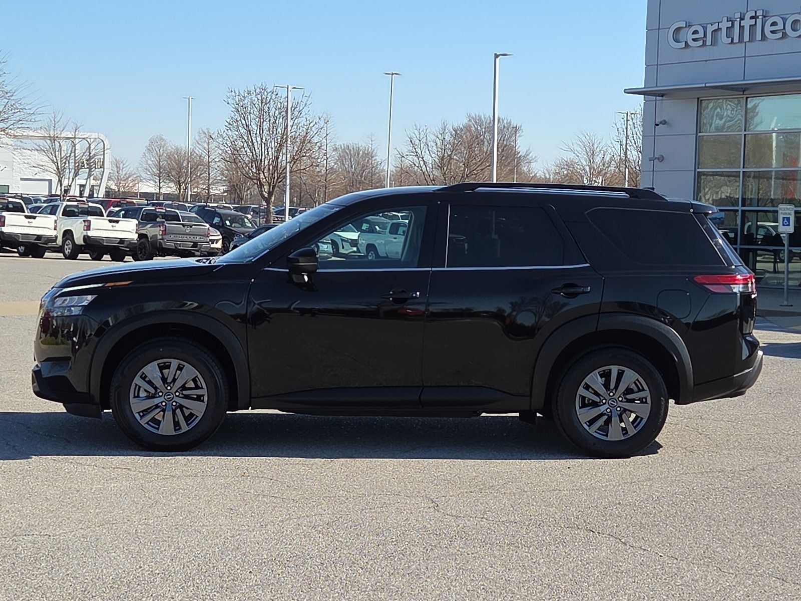 2025 Nissan Pathfinder SV