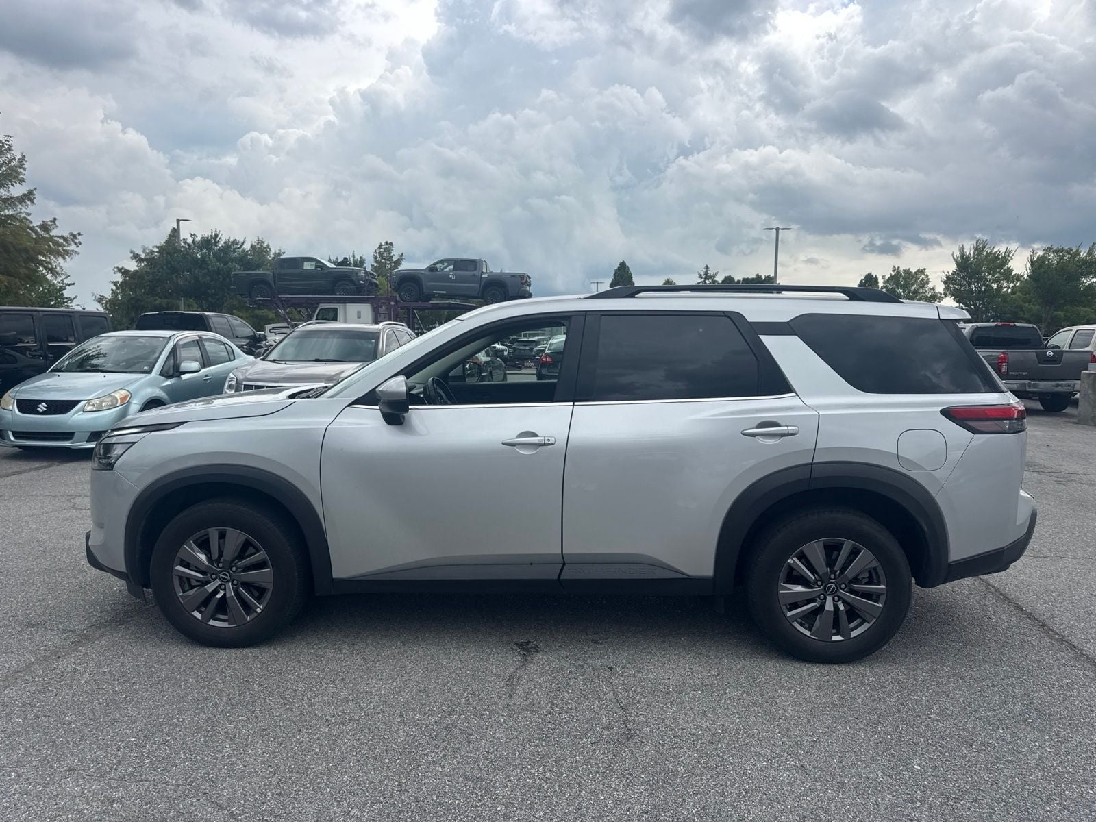 2025 Nissan Pathfinder SV