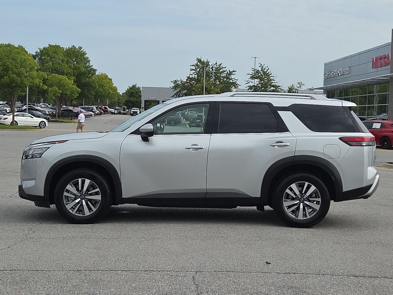 2025 Nissan Pathfinder SL